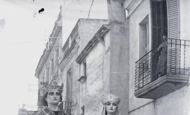 Fira de setembre. Gegants i bastoners al seu pas pel carrer de Santa Maria.