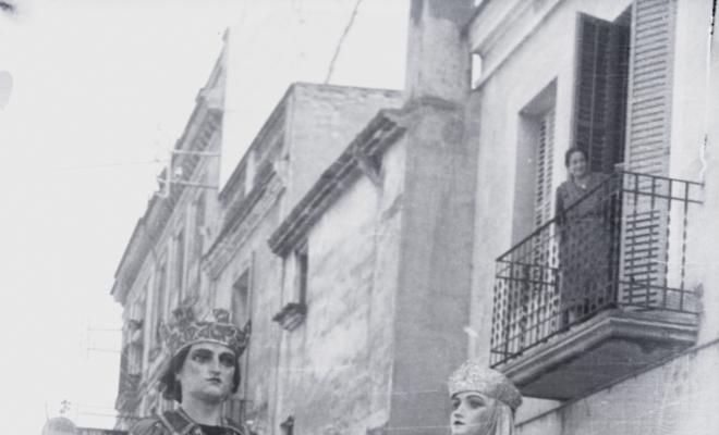 Fira de setembre. Gegants i bastoners al seu pas pel carrer de Santa Maria.