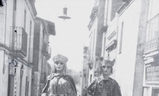 Fira de setembre. Gegants i bastoners al seu pas pel carrer de Santa Maria.