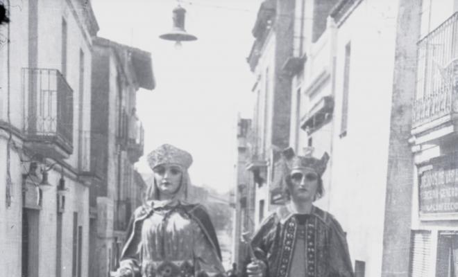 Fira de setembre. Gegants i bastoners al seu pas pel carrer de Santa Maria.