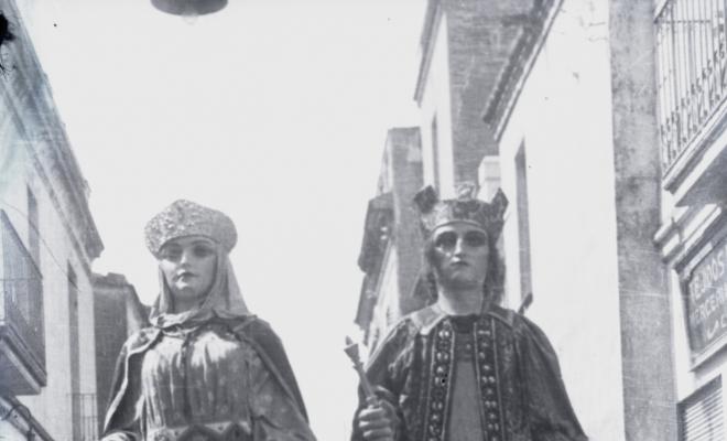 Fira de setembre. Gegants i bastoners al seu pas pel carrer de Santa Maria.