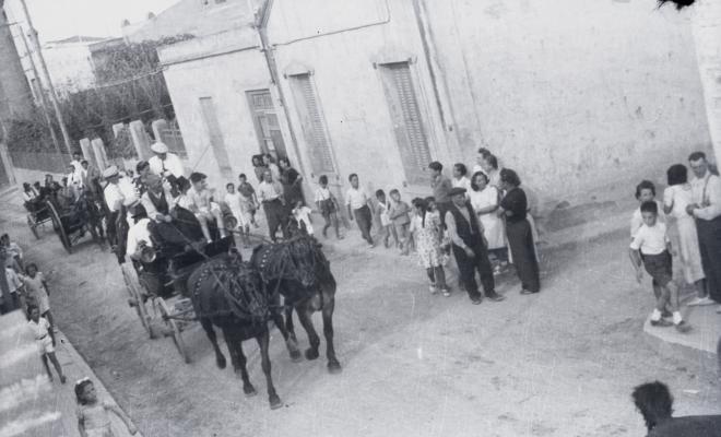 Fira de setembre. Rua de carrosses i cavalls pels carrers del centre per assistir a la cursa de braus.