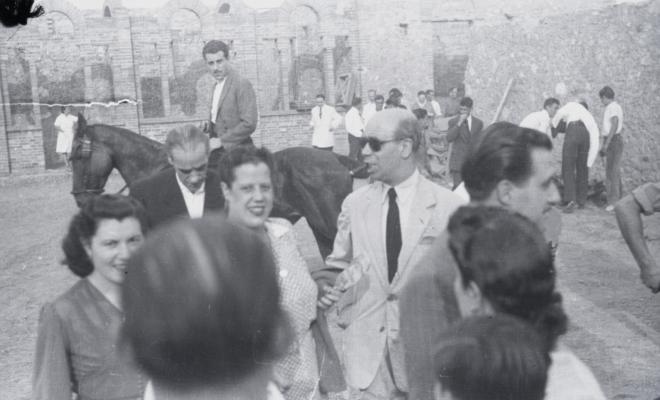 Fira de setembre. Rua de carrosses i cavalls pels carrers del centre per assistir a la cursa de braus.