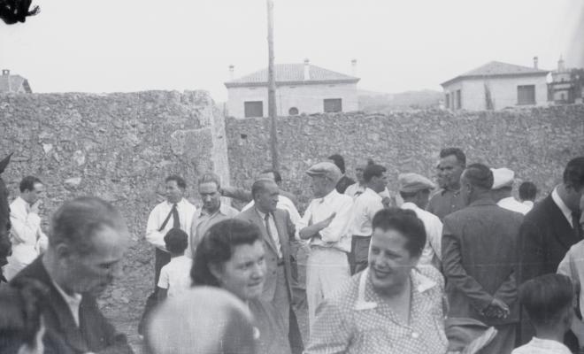 Fira de setembre. Rua de carrosses i cavalls pels carrers del centre per assistir a la cursa de braus.