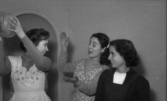 Ida Tomás Nennertheim, Assumpció Codonyés i Trini Gil, en un moment de descans a l'estudi de Joan Cabanas. Totes tres joves treballaven a Cal Cabanas.