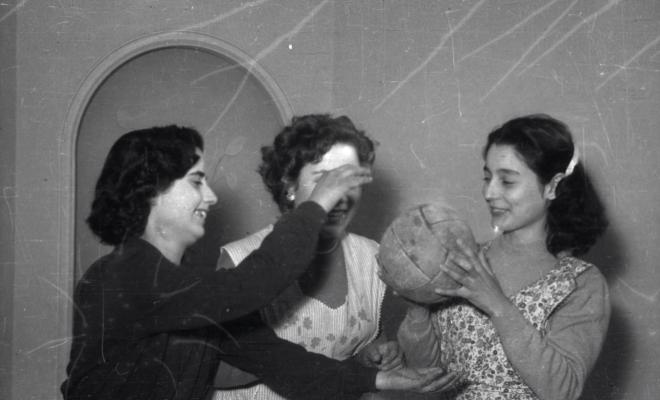 Ida Tomás Nennertheim, Assumpció Codonyés i Trini Gil, en un moment de descans a l'estudi de Joan Cabanas. Totes tres joves treballaven a Cal Cabanas.