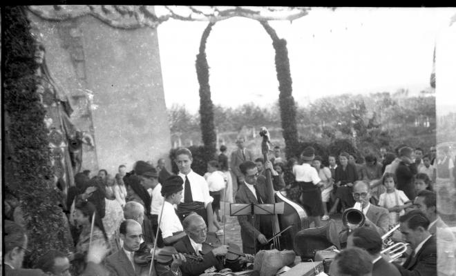 Celebració a Valldoreix. Gegants, capgrossos, bastoners, orquestra i balls tradicionals, davant de l'església de Sant Cebrià.