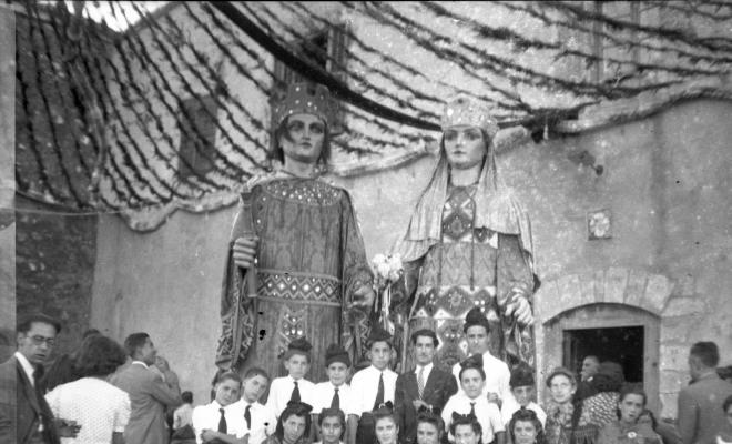 Celebració a Valldoreix. Gegants, capgrossos, bastoners, orquestra i balls tradicionals, davant de l'església de Sant Cebrià.