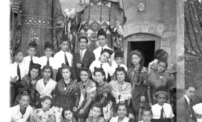 Celebració a Valldoreix. Gegants, capgrossos, bastoners, orquestra i balls tradicionals, davant de l'església de Sant Cebrià.
