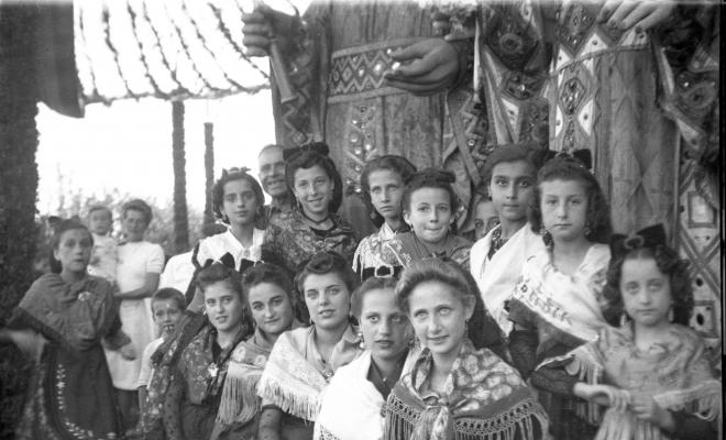 Celebració a Valldoreix. Gegants, capgrossos, bastoners, orquestra i balls tradicionals, davant de l'església de Sant Cebrià.