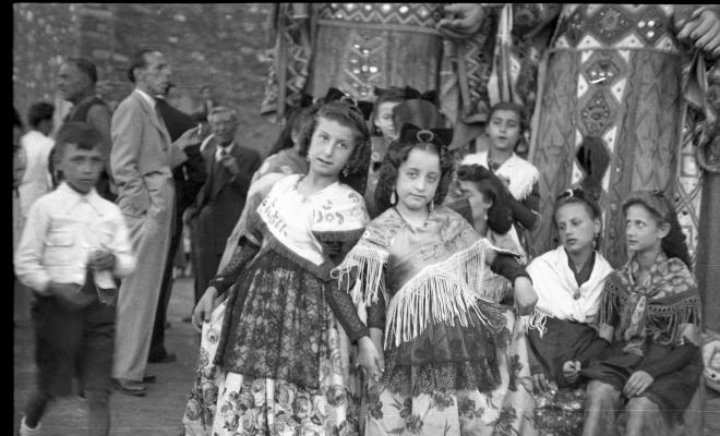 Celebració a Valldoreix. Gegants, capgrossos, bastoners, orquestra i balls tradicionals, davant de l'església de Sant Cebrià.
