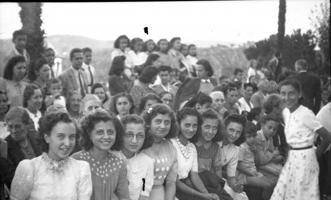 Celebració a Valldoreix. Gegants, capgrossos, bastoners, orquestra i balls tradicionals, davant de l'església de Sant Cebrià.