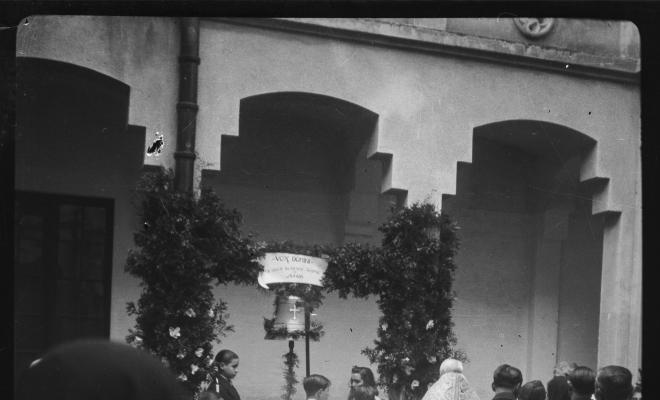 Mossèn Griera oficia un acte de benedicció d'una campana al pati del Col·legi Santa Isabel de les monges Franciscanes Missioneres de la Immaculada Concepció.