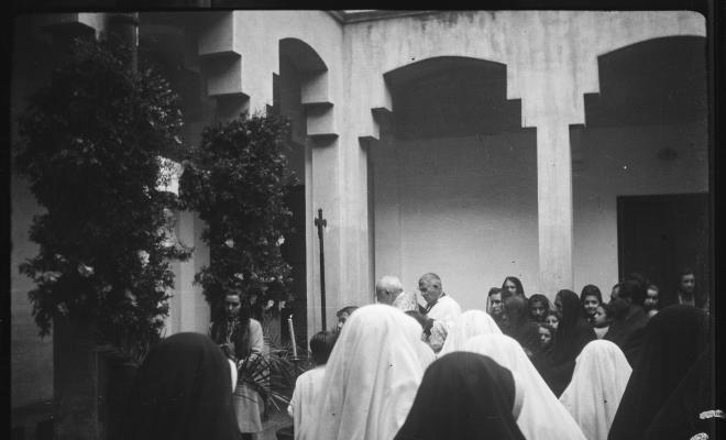 Mossèn Griera oficia un acte de benedicció d'una campana al pati del Col·legi Santa Isabel de les monges Franciscanes Missioneres de la Immaculada Concepció.