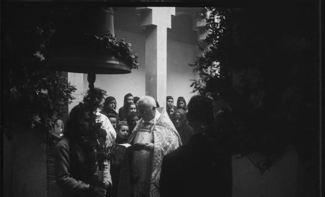 Mossèn Griera oficia un acte de benedicció d'una campana al pati del Col·legi Santa Isabel de les monges Franciscanes Missioneres de la Immaculada Concepció.