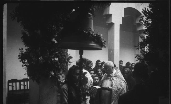 Mossèn Griera oficia un acte de benedicció d'una campana al pati del Col·legi Santa Isabel de les monges Franciscanes Missioneres de la Immaculada Concepció.