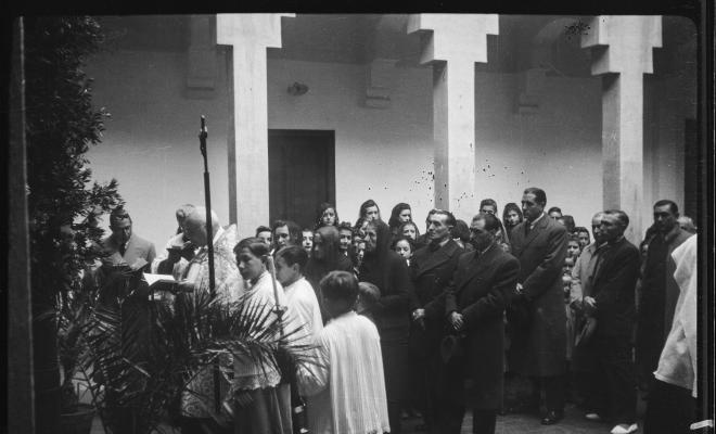 Mossèn Griera oficia un acte de benedicció d'una campana al pati del Col·legi Santa Isabel de les monges Franciscanes Missioneres de la Immaculada Concepció.