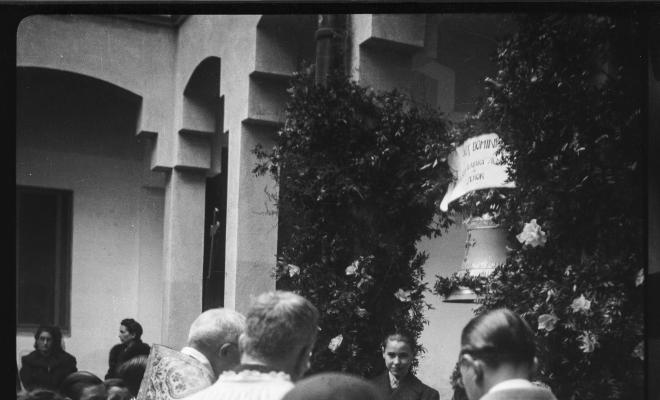 Mossèn Griera oficia un acte de benedicció d'una campana al pati del Col·legi Santa Isabel de les monges Franciscanes Missioneres de la Immaculada Concepció.