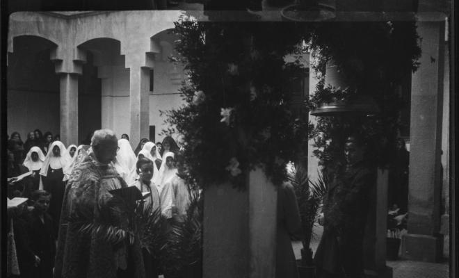 Mossèn Griera oficia un acte de benedicció d'una campana al pati del Col·legi Santa Isabel de les monges Franciscanes Missioneres de la Immaculada Concepció.