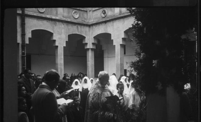 Mossèn Griera oficia un acte de benedicció d'una campana al pati del Col·legi Santa Isabel de les monges Franciscanes Missioneres de la Immaculada Concepció.