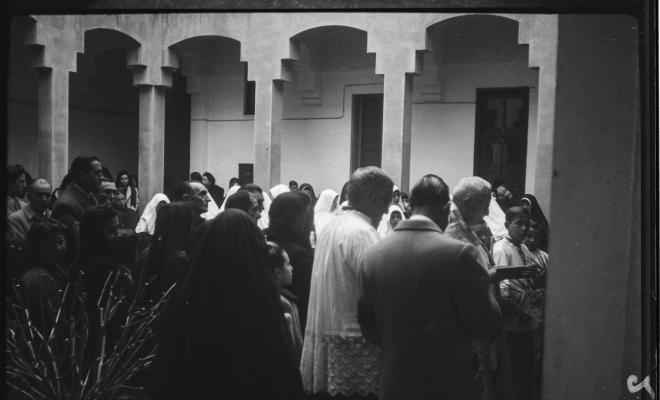Mossèn Griera oficia un acte de benedicció d'una campana al pati del Col·legi Santa Isabel de les monges Franciscanes Missioneres de la Immaculada Concepció.