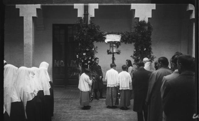 Mossèn Griera oficia un acte de benedicció d'una campana al pati del Col·legi Santa Isabel de les monges Franciscanes Missioneres de la Immaculada Concepció.