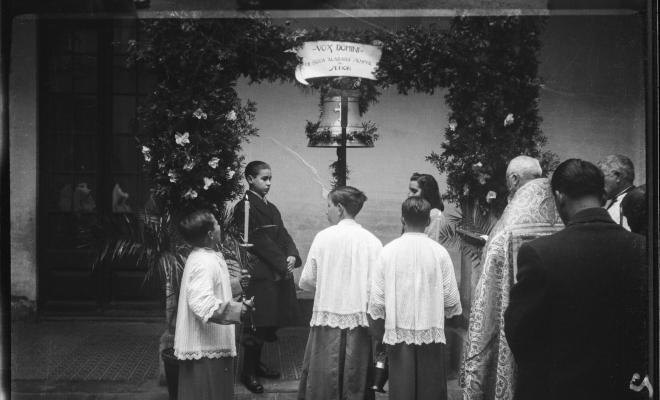 Mossèn Griera oficia un acte de benedicció d'una campana al pati del Col·legi Santa Isabel de les monges Franciscanes Missioneres de la Immaculada Concepció.