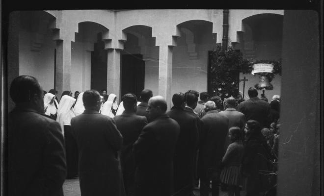 Mossèn Griera oficia un acte de benedicció d'una campana al pati del Col·legi Santa Isabel de les monges Franciscanes Missioneres de la Immaculada Concepció.