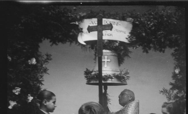 Mossèn Griera oficia un acte de benedicció d'una campana al pati del Col·legi Santa Isabel de les monges Franciscanes Missioneres de la Immaculada Concepció.
