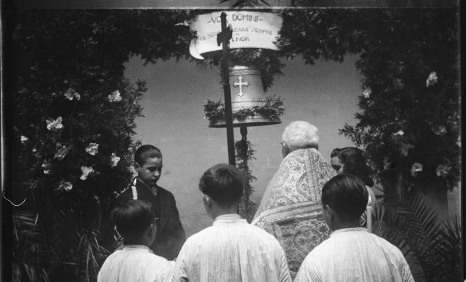 Mossèn Griera oficia un acte de benedicció d'una campana al pati del Col·legi Santa Isabel de les monges Franciscanes Missioneres de la Immaculada Concepció.
