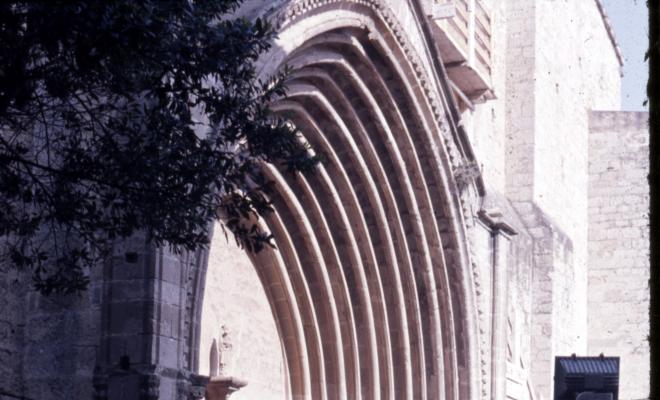 Porta que separa el recinte del Palau Abacial de la Llotgeta del Monestir