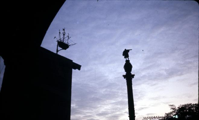 Monument a Colom erigit a la plaça del Portal de la Pau, de Barcelona.