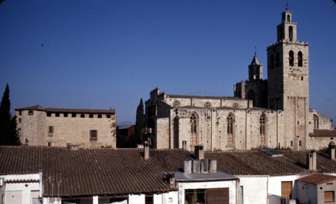 Vistes del Monestir i de les cases del carrer de la Torre i del carrer de Vallès.