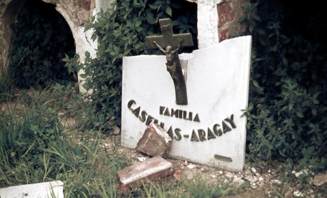 Antic cementiri, detall d'una làpida trencada.