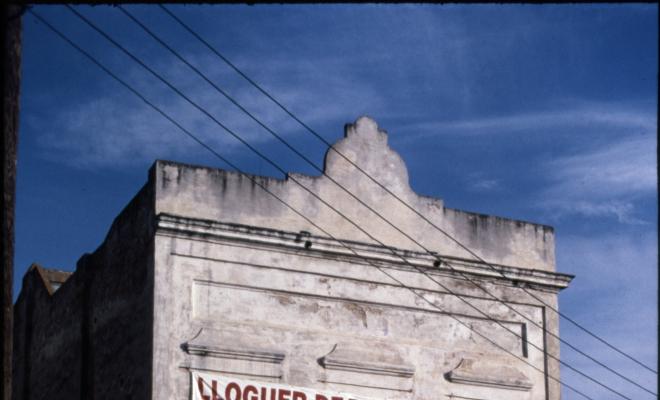 Rètol publicitari anunciant lloguers de pisos i locals, sobre la façana d'un edifici de la plaça de Pere Sant, de Sant Cugat del Vallès.