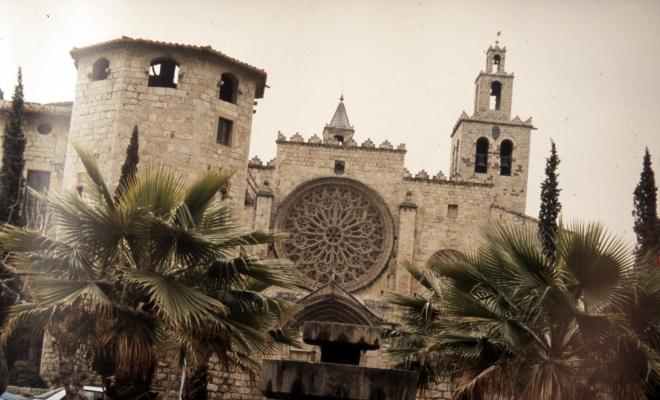 Vista de la façana principal de l'església de Sant Pere d'Octavià des de la font que hi havia a la plaça d'Octavià, de Sant Cugat del Vallès.