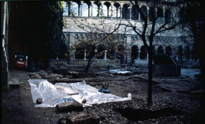 Obres al pati del del claustre del monestir de Sant Cugat del Vallès.