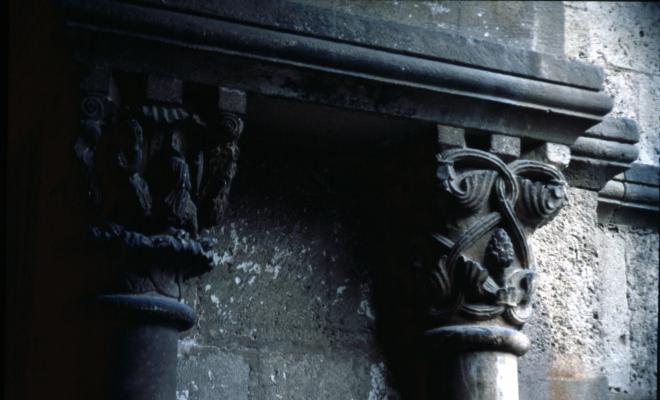 Detall d'una parella de capitells del claustre del monestir de Sant Cugat del Vallès.