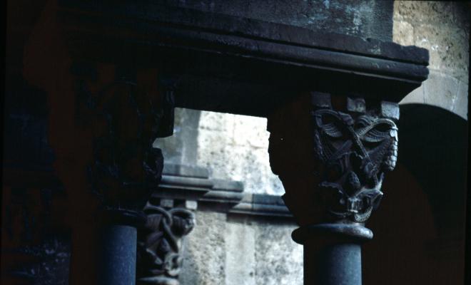 Detall d'una parella de capitells del claustre del monestir de Sant Cugat del Vallès.