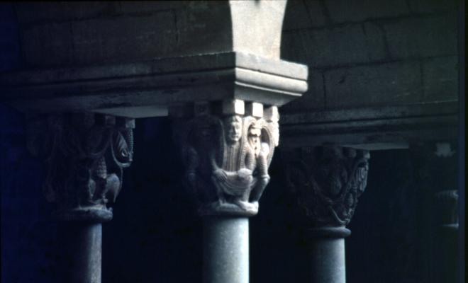 Detall d'una parella de capitells del claustre del monestir de Sant Cugat del Vallès.