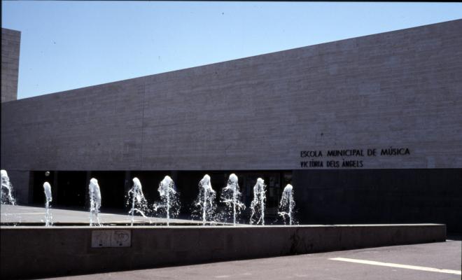 Vistes exteriors de l'edifici del Teatre Auditori, i de l'Escola Municipal de Música Victòria dels Àngels.
