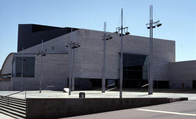 Vistes exteriors de l'edifici del Teatre Auditori, i de l'Escola Municipal de Música Victòria dels Àngels.