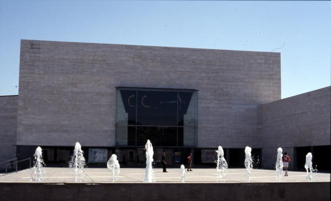Vistes exteriors de l'edifici del Teatre Auditori, i de l'Escola Municipal de Música Victòria dels Àngels.