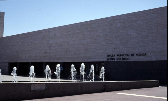 Vistes exteriors de l'edifici del Teatre Auditori, i de l'Escola Municipal de Música Victòria dels Àngels.