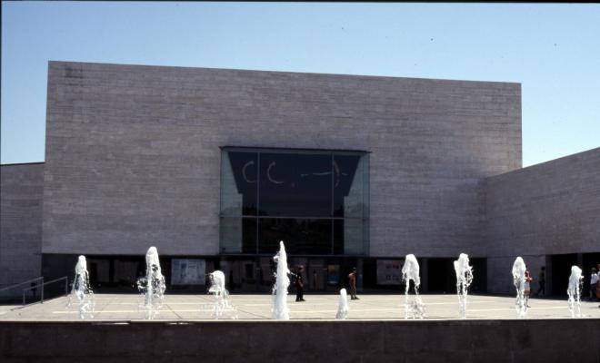 Vistes exteriors de l'edifici del Teatre Auditori, i de l'Escola Municipal de Música Victòria dels Àngels.