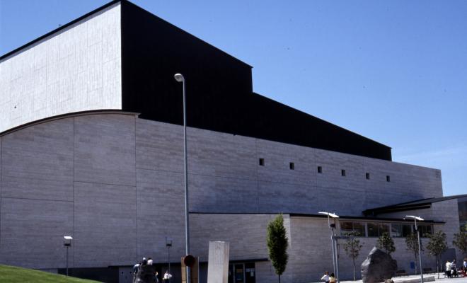 Vistes exteriors de l'edifici del Teatre Auditori, i de l'Escola Municipal de Música Victòria dels Àngels.