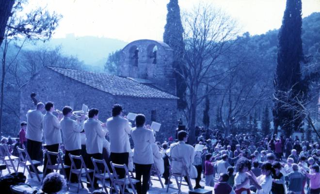 Sardanes a l'esplanada de l'ermita de Sant Medir.