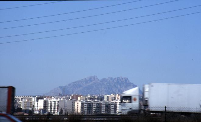 Vehicles a l'autopista amb la muntanya de Montserrat de fons.