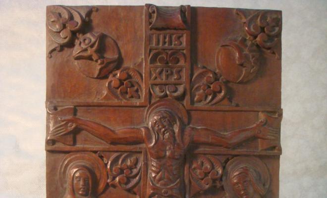 0122-Baix relleu de fusta tallada crucifix