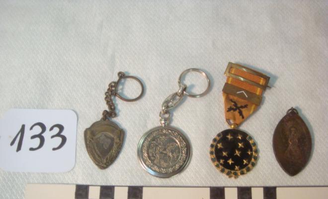 0133-4 medalles i clauers
